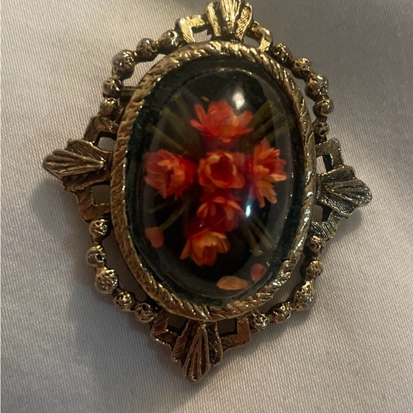 Vintage Brooch with Dried Flowers and Gold Accents - Picture 2 of 7